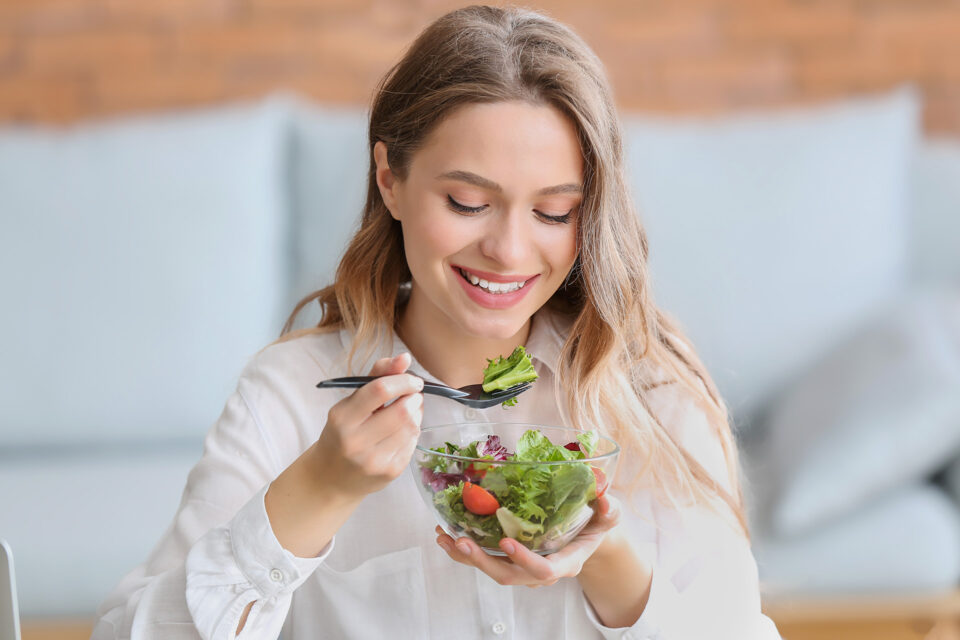 mujer apreciando su ensalada