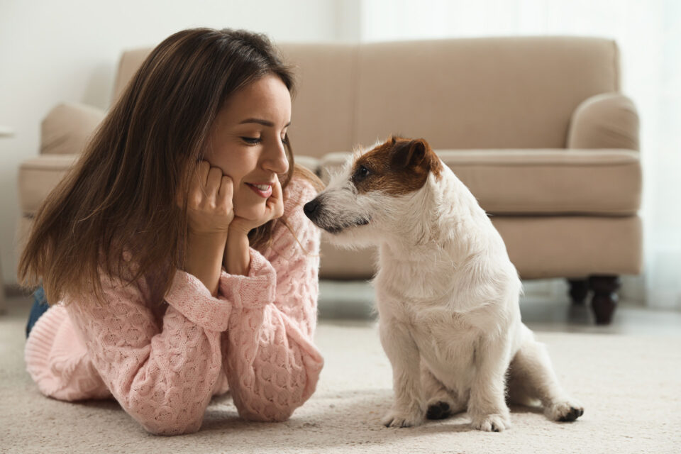 mujer dándole amor a su perro