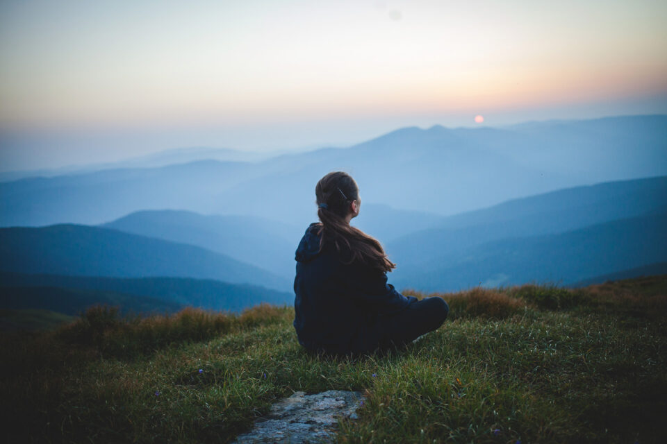 femme regardant les montagnes