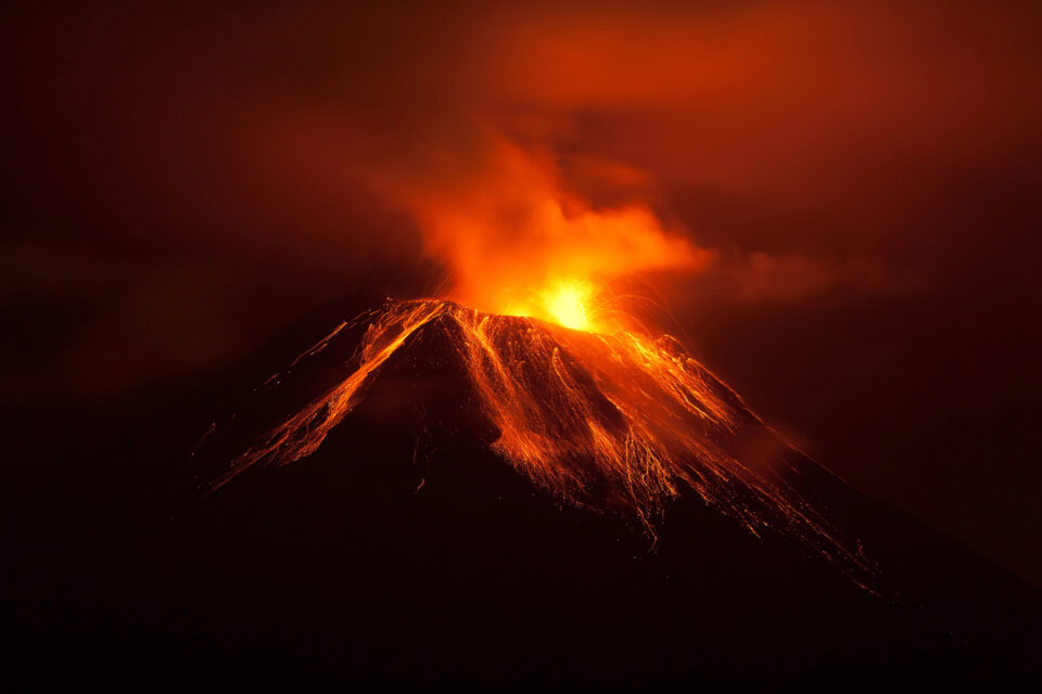 volcan en éruption